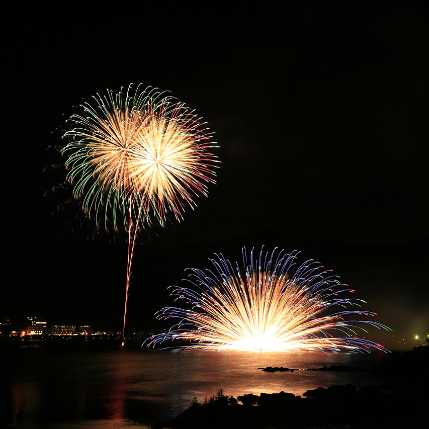 The peacock firework drawing the semicircle on the lake